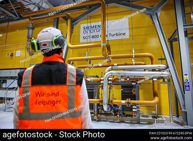 23 October 2023, Saxony, Leipzig: The power plant manager walks through the turbine hall in the new combined heat and power plant South