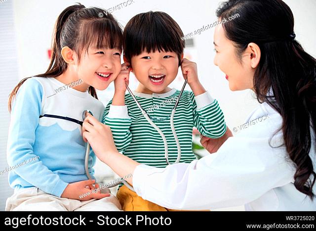 Happy boys and girls take the stethoscope