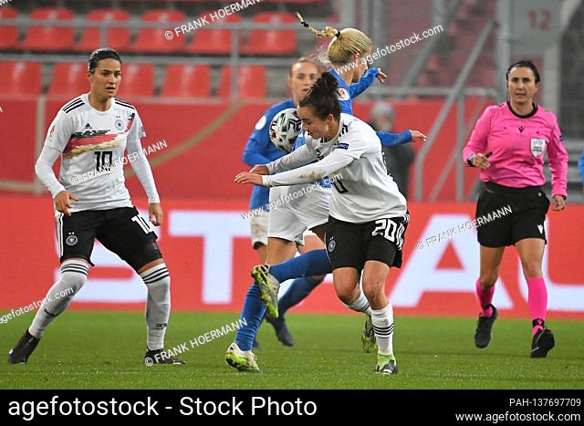 Lina MAGULL (GER), action, duels, left: Dzsenifer MAROZSAN (GER). Soccer Laenderspiel women, European Championship qualification
