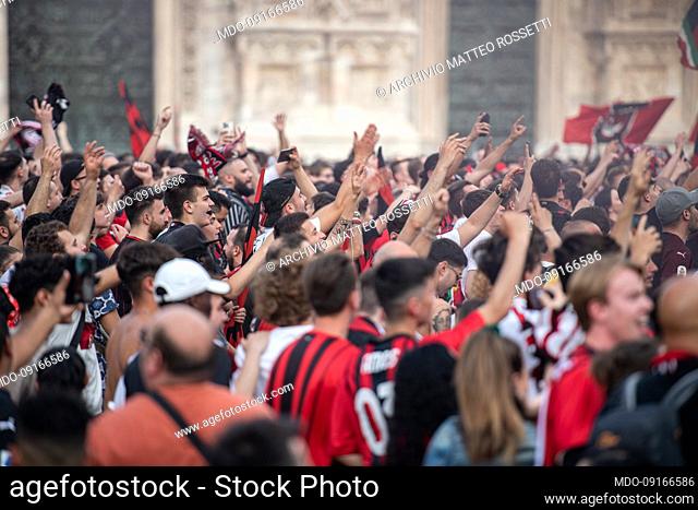 At the end of the match, the fans celebrate Milan's 19th Scudetto in Piazza Duomo, which becomes Serie A football champion after 11 years