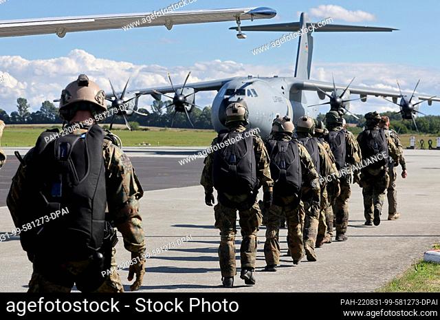 31 August 2022, Mecklenburg-Western Pomerania, Barth: At Stralsund-Barth Baltic Sea Airport, members of Parachute Regiment 31 from Seedorf (Lower Saxony) walk...