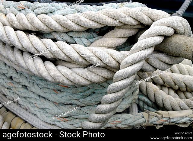 Aufgerolltes, dickes Schiffstau an Bord eines Segelschiffs, Nahaufnahme, Querformat. Accurate rolled up rope on board of a sailing ship