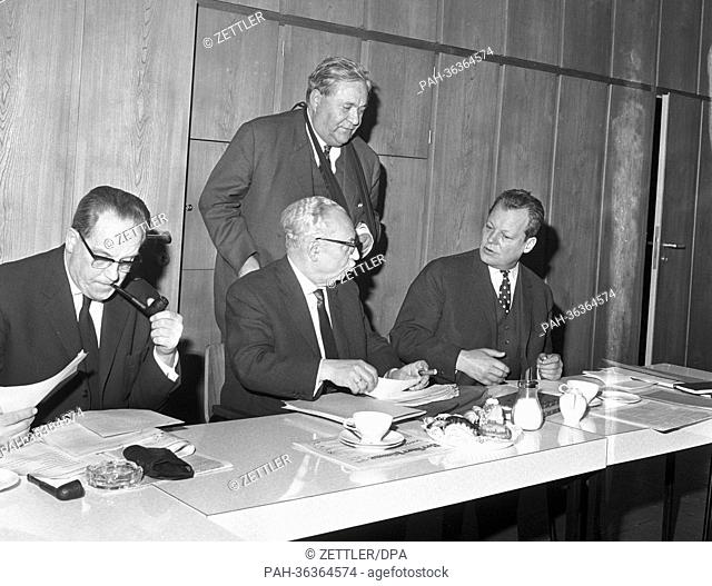 Chairman of the SPD Erich Ollenhauer deceased on the 14th of December in 1963. The picture shows Erich Ollenhauer (M) next to Herbert Wehner (l) and Willy...