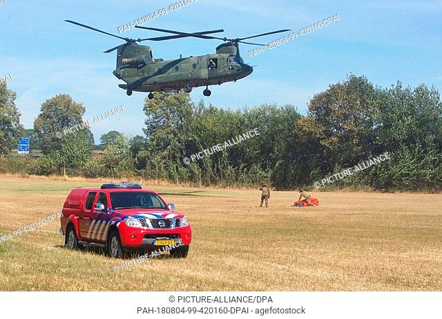 04 August 2018, Germany, Straelen: Around 120 firefighters from Germany and the Netherlands are fighting a forest fire in Straelen
