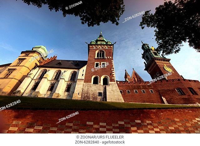 Das Koenigsschloss auf dem Huegel Wawel in der Altstadt von Krakau im sueden von Polen