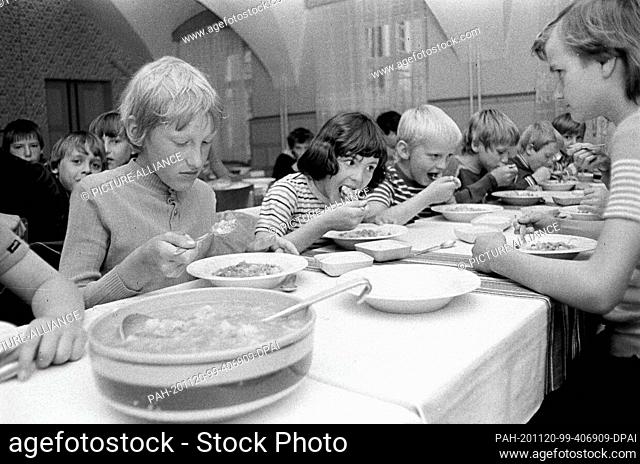 30 November 1980, Saxony, Eilenburg: Children sit together at the table and eat in the children's home Zschepplin 1981. Exact date of admission not known