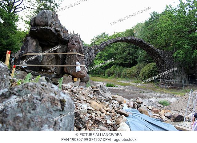06 August 2019, Saxony, Gablenz: View from the grotto to the Rakotzbrücke in the Rhododendronpark Kromlau. (to dpa ""Reconstruction of the collapsed Rakotz...
