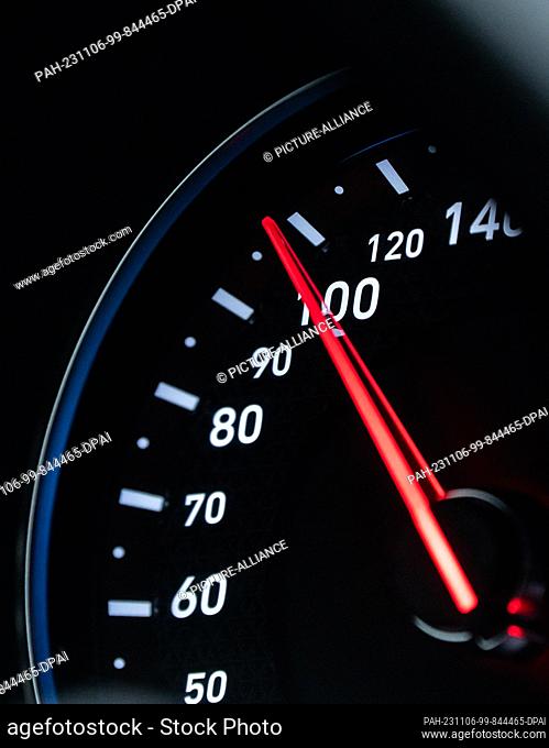 SYMBOL - 05 November 2023, Baden-Württemberg, Rottweil: The speedometer needle of a speedometer in a car. Photo: Silas Stein/dpa