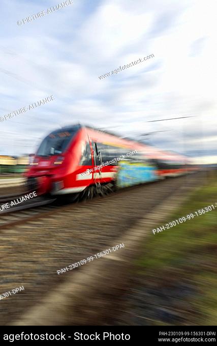 09 January 2023, Saxony, Radebeul: A suburban train enters the station Radebeul-Ost near Dresden. (Zoom effect) Photo: Daniel Schäfer/dpa