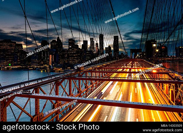 Brooklyn Heights, New York City, NY, USA, Night lights / Light trails of car headlamps on the Brooklyn bridge. Long exposure