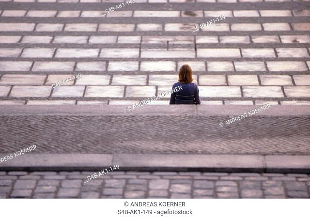 Maedchen sitzt auf Treppe | Girl sitting on Stair |  fully-released