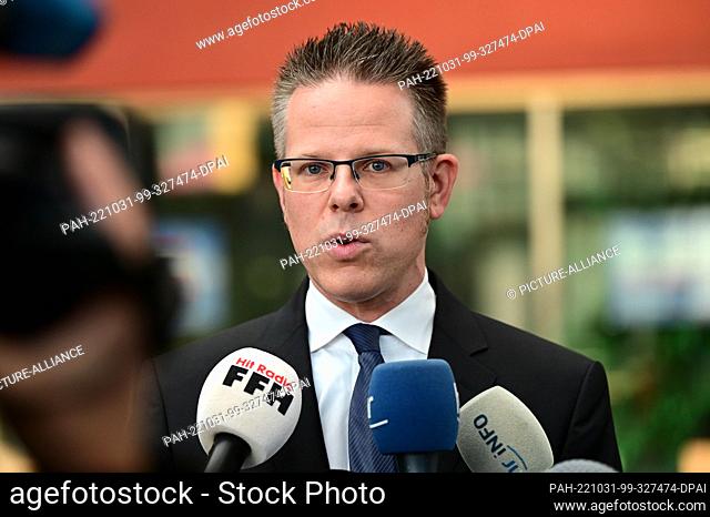 31 October 2022, Hesse, Kassel: Stephan Schwirzer, deputy press officer at the regional court, makes a statement before the start of the trial about a fatal car...
