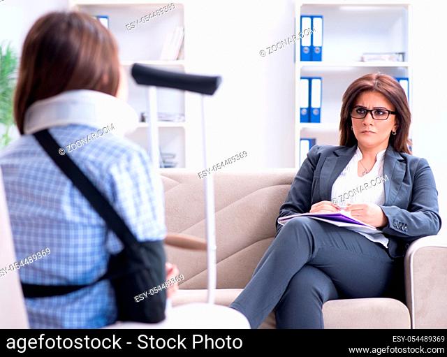 The injured woman visiting phychologist for advice