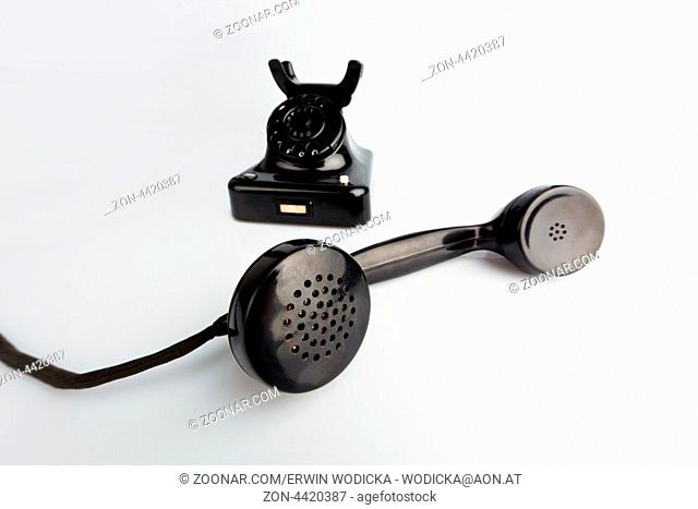 Ein antikes, altes Festnetz Telephon. Telefon auf weißem Hintergrund