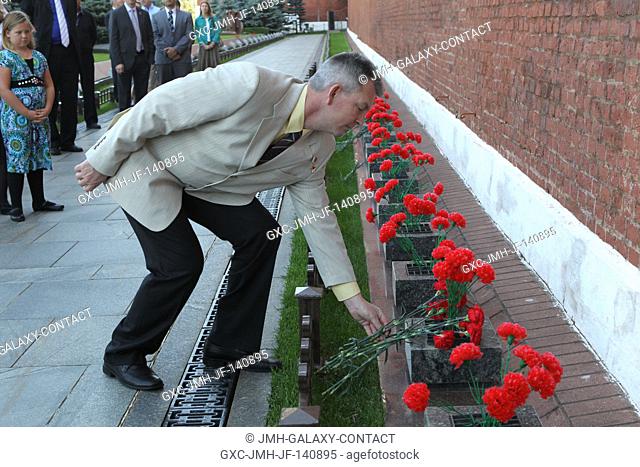 At the Kremlin Wall in Moscow's Red Square, Expedition 4142 Soyuz Commander Alexander Samokutyaev of the Russian Federal Space Agency (Roscosmos) lays flowers...