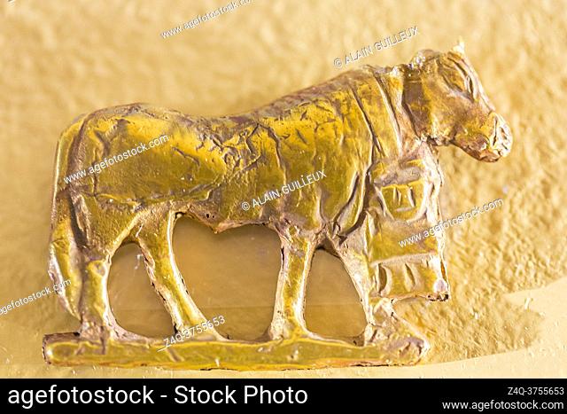 Egypt, Cairo, Egyptian Museum, gold amulet found in a tomb of Nag el Deir, first Dynasty : A cow