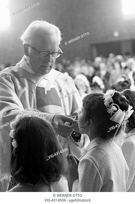 DEUTSCHLAND, OBERHAUSEN, 21.04.1974, Seventies, black and white photo, religion, Christianity, First Communion, Eucharistic mass