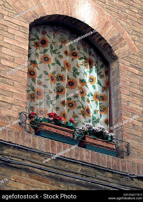 Adorable window with sunflowers on veils - Tuscany