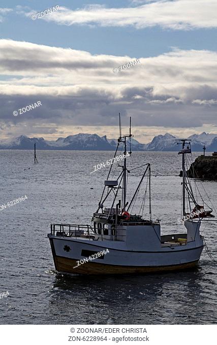 Fischkutter bei der Hafenausfahrt aus Andenes auf der Insel Andoya