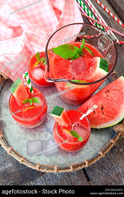Fruchtiger Cocktail mit Wassermelone und Limette