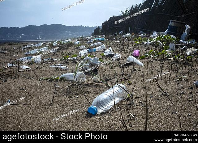 Beach polluted by discarded plastic and wood debris from the sea in New Taipei, Taiwan on 17/11/2022 by Wiktor Dabkowski. - Taipei/Taipei/China