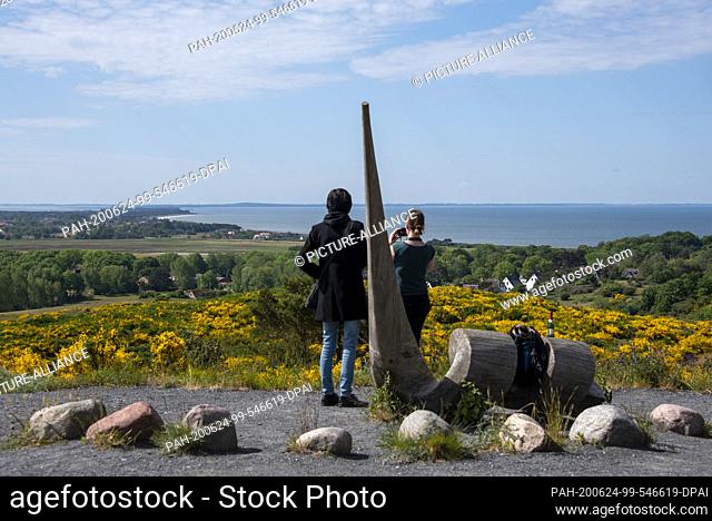 07 June 2020, Mecklenburg-Western Pomerania, Hiddensee: Two vacationers enjoy an impressive natural spectacle on Hiddensee