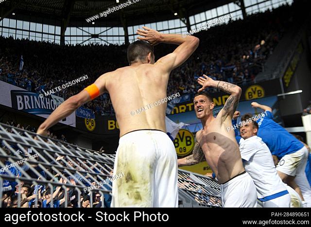 Bochum players climb the fence to their fans, final jubilation, jubilation, cheer, joy, cheers, , Anthony LOSILLA (BO) and Simon ZOLLER (BO)
