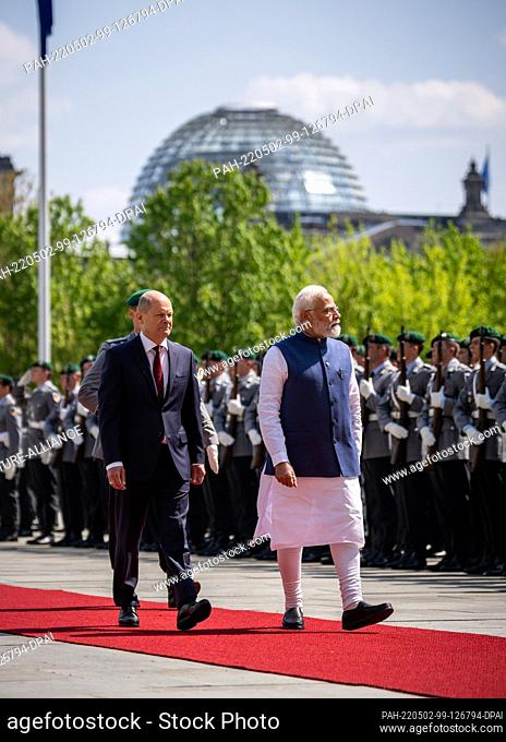 02 May 2022, Berlin: German Chancellor Olaf Scholz (SPD, l) welcomes Narendra Modi, Prime Minister of India, with military honors to the Indo-German...