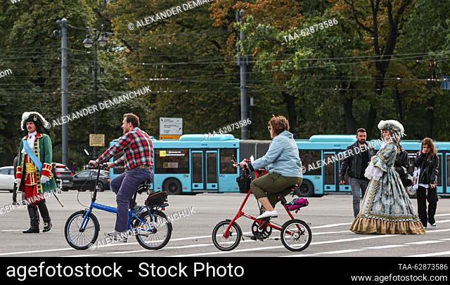 RUSSIA, ST PETERSBURG - OCTOBER 1, 2023: People ride bicycles near St Isaac's Cathedral. Alexander Demianchuk/TASS