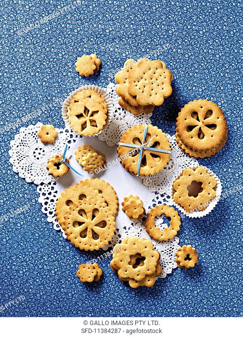 Doily biscuits on doilies