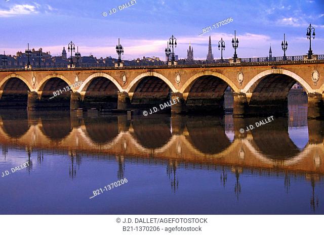 Pont de Pierre (stone bridge) over the Garonne river at Bordeaux, Gironde, Aquitaine, France