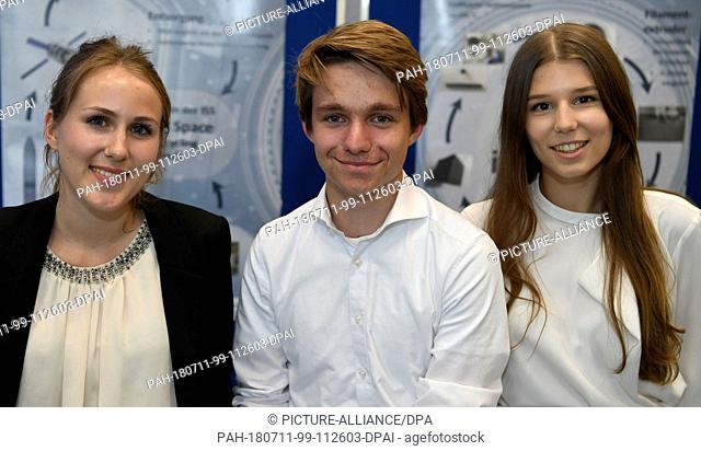11 July 2018, Germany, Bremen: The Rostock school children Leni Termann (L), Lara Maria Neubert (R) and Adrian Schorowsky present their research in a room at...
