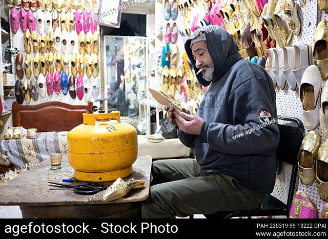 04 March 2023, Tunisia, Tunis: A cobbler at a souk in the medina. Photo: Sebastian Kahnert/dpa. - Tunis/Tunis/Tunisia