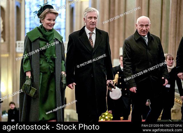 05 December 2023, Berlin: The Belgian royal couple King Philippe (M) and Queen Mathilde are guided through the Red City Hall by Kai Wegner (CDU)