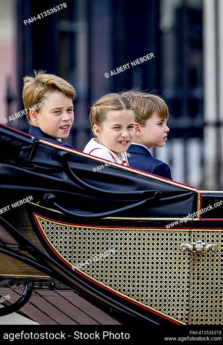 El príncipe George de Gales y la princesa Charlotte de Gales y el príncipe Louis de Gales regresan al palacio de Buckingham en Londres, el 17 de junio de 2023