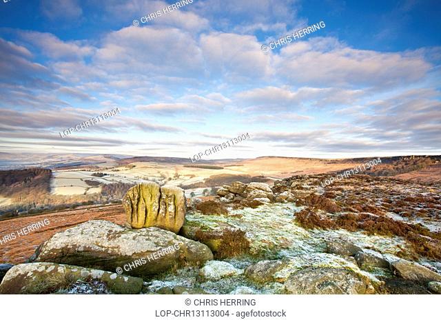 England, Derbyshire, Froggatt. The Knuckle Stone on Carhead Rocks looking toward Hope Valley in the distance
