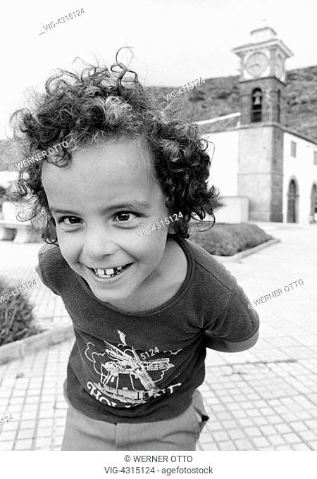 SPANIEN, SAN JUAN, 15.04.1981, Eighties, black and white photo, people, children, little boy laughs in the camera, portrait, fishey lens, aged 6 to 10 years