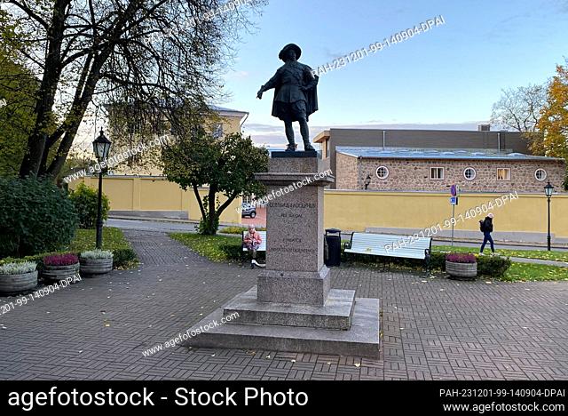 PRODUCTION - 20 October 2023, Estonia, Tartu: Statue of the Swedish King Gustav ll. Adolf, who is considered the founder of the University of Tartu