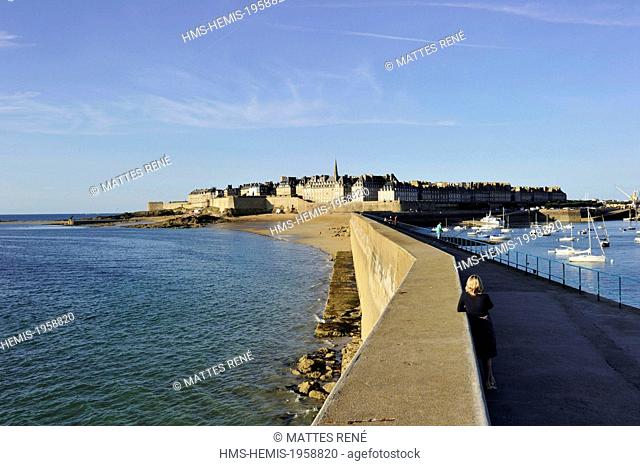 France, Ille et Vilaine, Cote d'Emeraude (Emerald Coast), Saint Malo, the ramparts of the walled city and the Mole des Noires