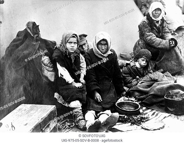 Starving chuvash family near their tent, samara, soviet union, 1921-22, famine
