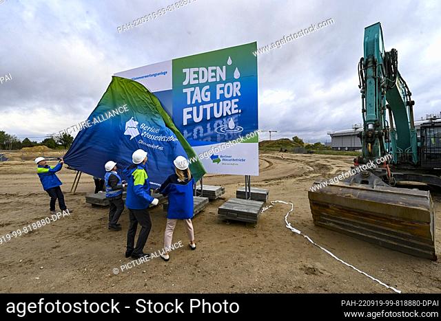 19 September 2022, Brandenburg, Schönefeld/Ortsteil Waßmannsdorf: The official start of construction for a sewage sludge recycling plant is made at the...