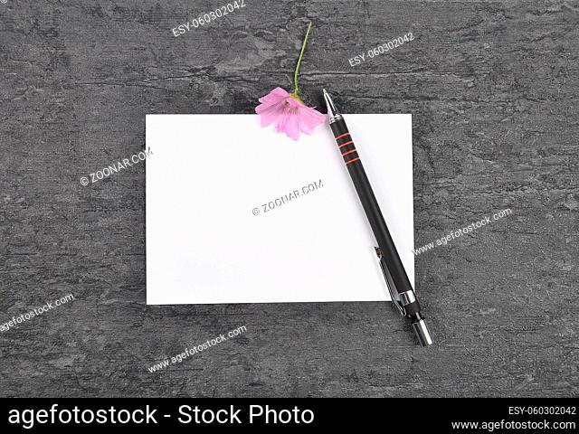 Notizzettel, Stift und Malve auf Schiefer - Memo, pen and mallow on slate