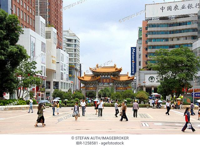 Busy pedestrian zone in the modern city center, Kunming, Yunnan Province, People's Republic of China, Asia