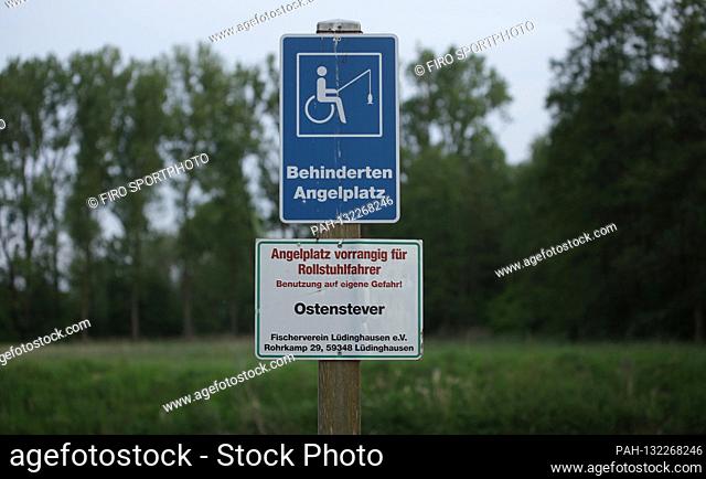 firo: 07.05.2020 General: Land and People NRW, Lvºdinghausen Disabled fishing spot on the Stever in Lvºdinghausen Many people with disabilities are curious |...