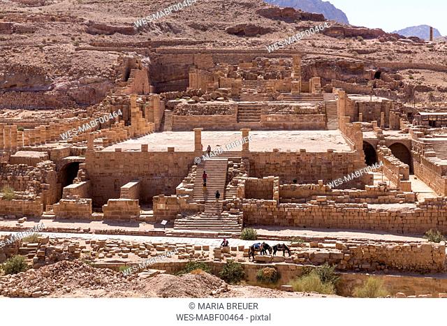 Jordania, Wadi Musa, Petra, colonnaded street, temple ruin