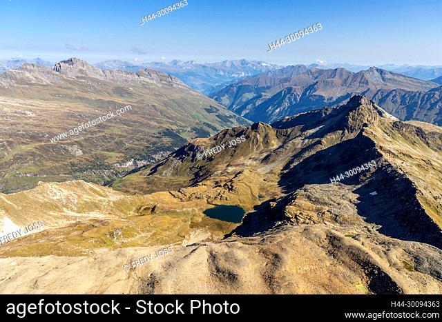 Auf dem Gipfel des Fanellhorns, Zervreila-Region, Valser Tal, Graubünden. Sicht zum Guraletschhorn (rechts vorne) und zum Guraletschsee
