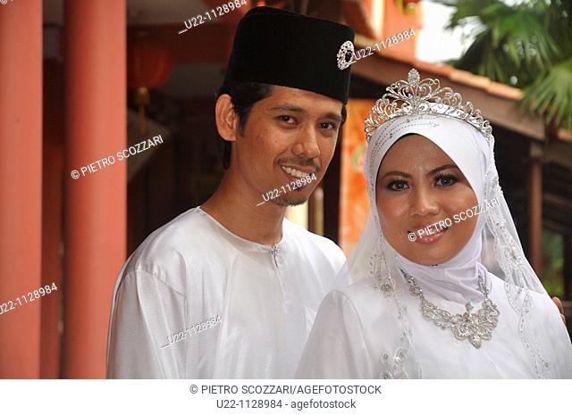 Malacca (Malaysia): Malay newly-weds posing for a photo in Chinatown