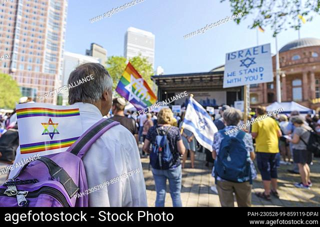 28 May 2023, Hesse, Frankfurt/Main: People take part in the event ""Frankfurt united against anti-Semitism"" with Israeli flags and posters