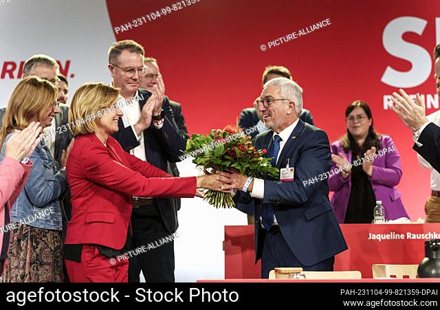 04 November 2023, Rhineland-Palatinate, Mainz: Malu Dreyer (SPD), Minister President of Rhineland-Palatinate, presents Roger Lewentz (SPD)