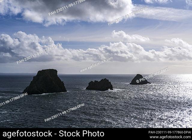 PRODUCTION - 28 September 2022, France, Camaret-Sur-Mer: The Tas des Pois rocks, a group of six rocks in total, rise out of the sea at Cape Pointe de Penhir on...